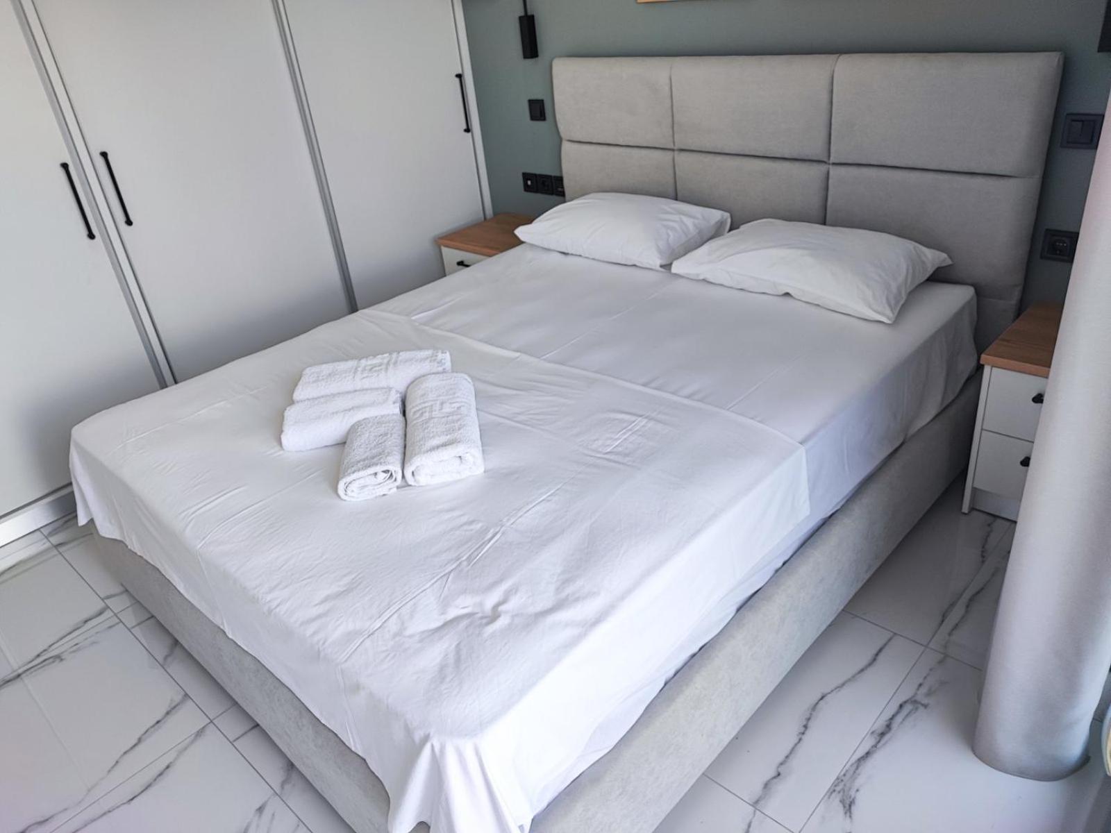 αdonis Apartment *